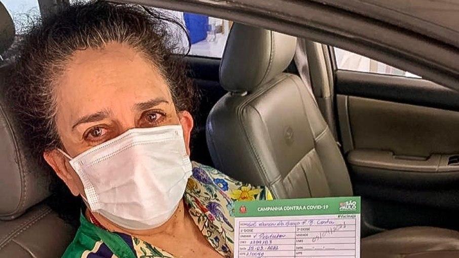 Gal Costa toma a primeira dose da vacina contra Covid-19: 