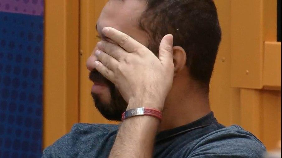 Gil chora sozinho após desabafo de Juliette: 