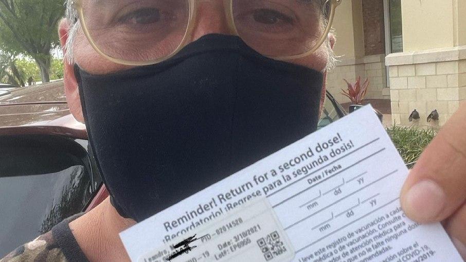 Leandro Hassum é vacinado contra a Covid-19