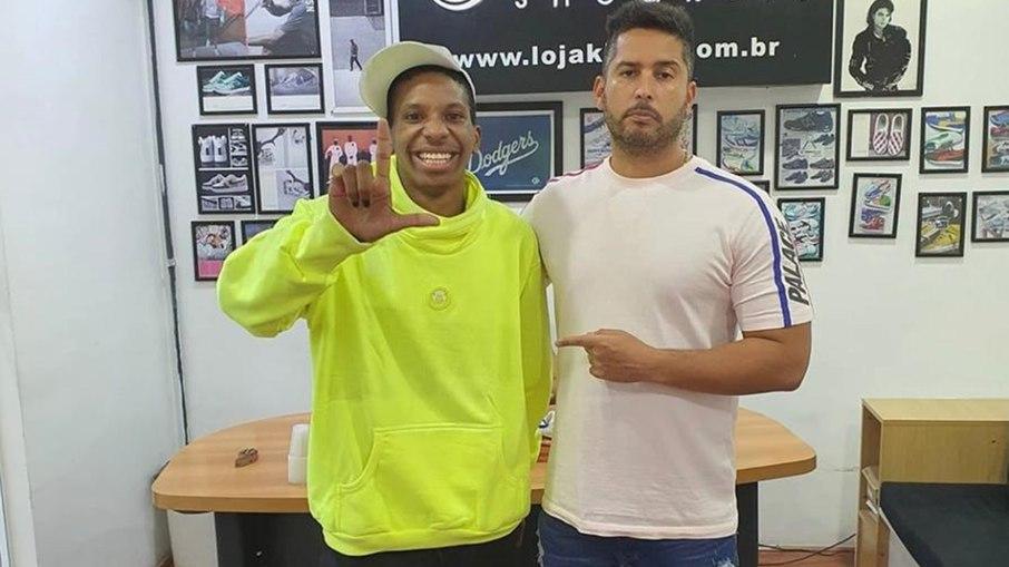 Lucas Penteado é recebido pelo CEO da King Sneakers durante visita a showroom