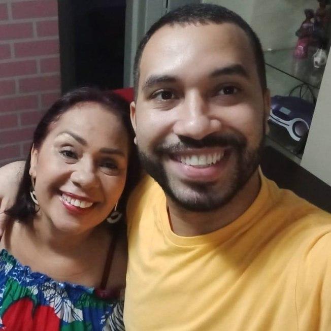 Mãe de Gil conta que trancou faculdade para assistir ao filho no BBB 21