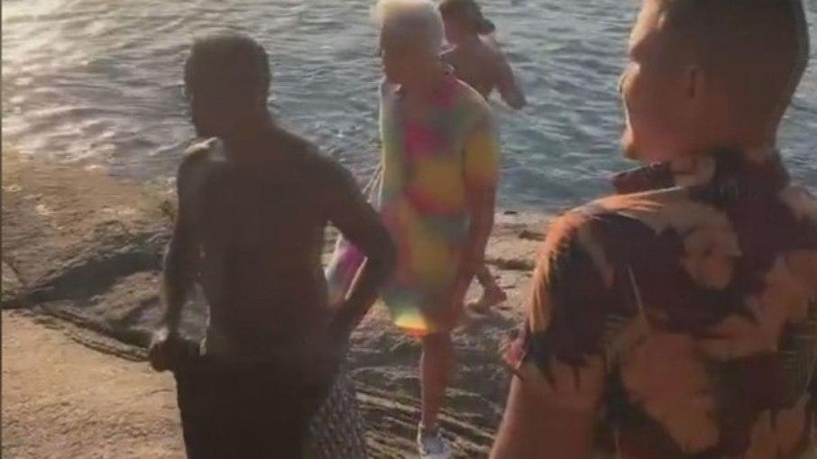 MC Gui e influenciadores são vistos em praia do litoral de SP e geram revolta