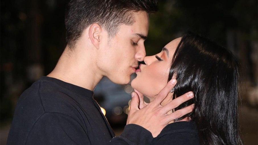 Namorado de Flay passa cheques sem fundo e acaba sendo processado por loja