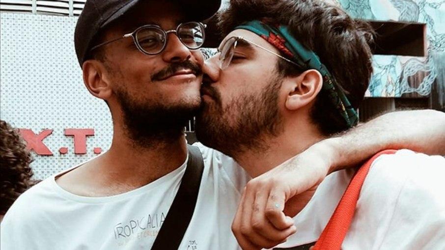 Namorado de João analisa possível trisal com Gil fora do 