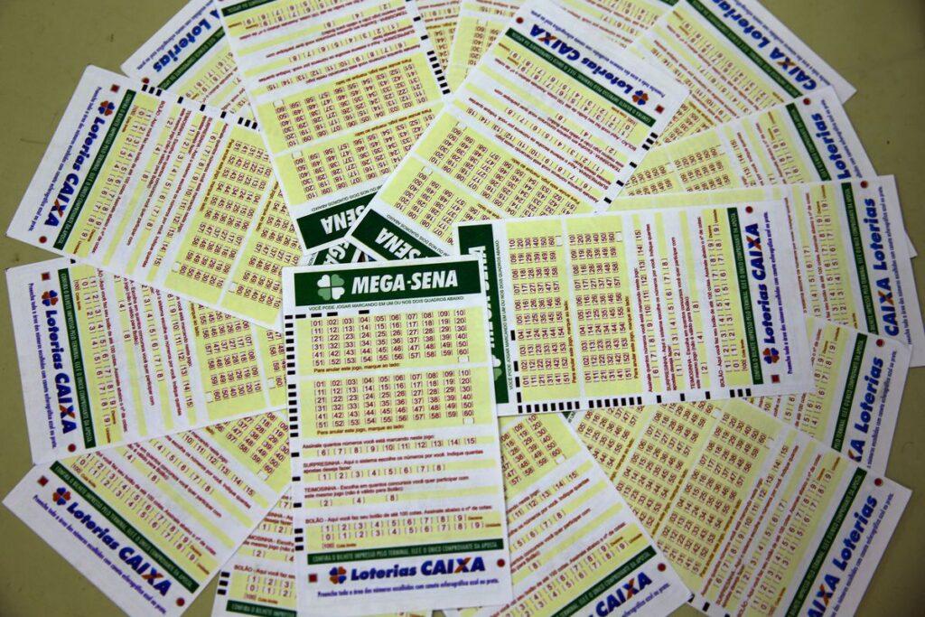 Ninguém acerta a Mega-Sena e prêmio acumula em R$ 32 milhões