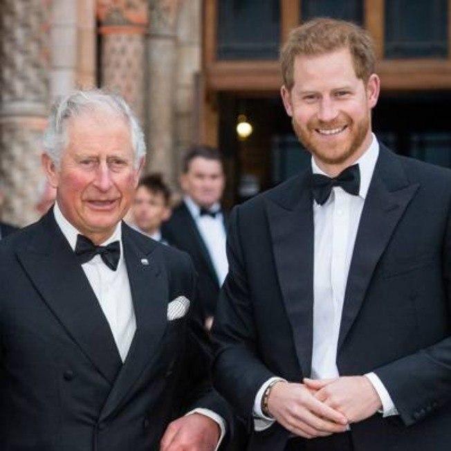 Príncipe Charles responde com 'riso nervoso' a pergunta sobre Harry e Meghan