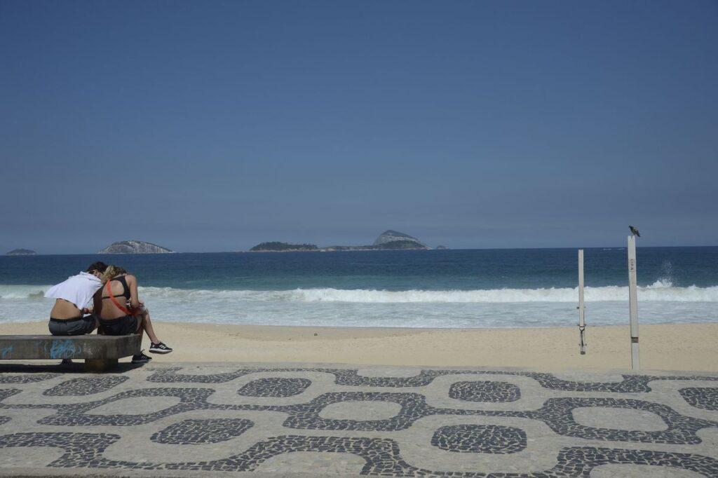 Restrições sanitárias e tempo ruim afastam cariocas das praias