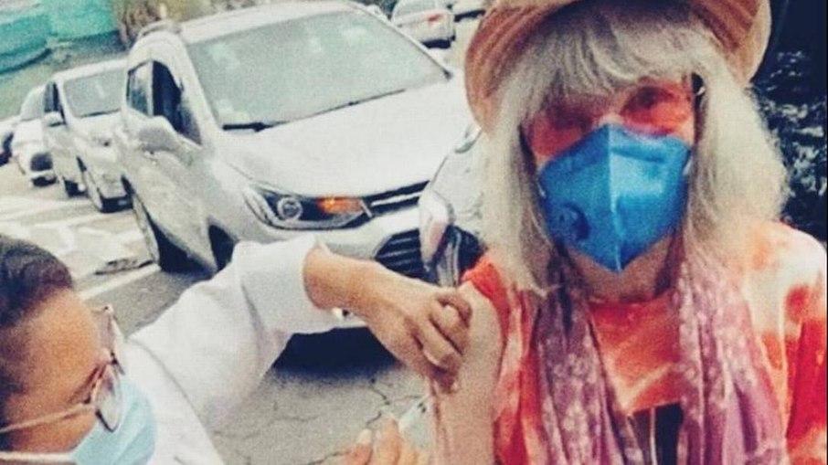 Rita Lee toma a primeira dose da vacina contra a Covid-19