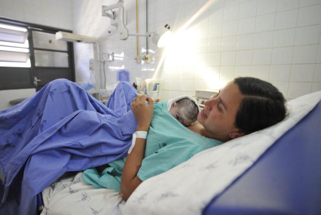 Salário maternidade pode ser estendido para mães em caso de internação