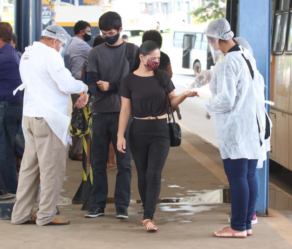 Senador Canedo distribui máscaras e álcool gel 70% para passageiros, no terminal de ônibus.