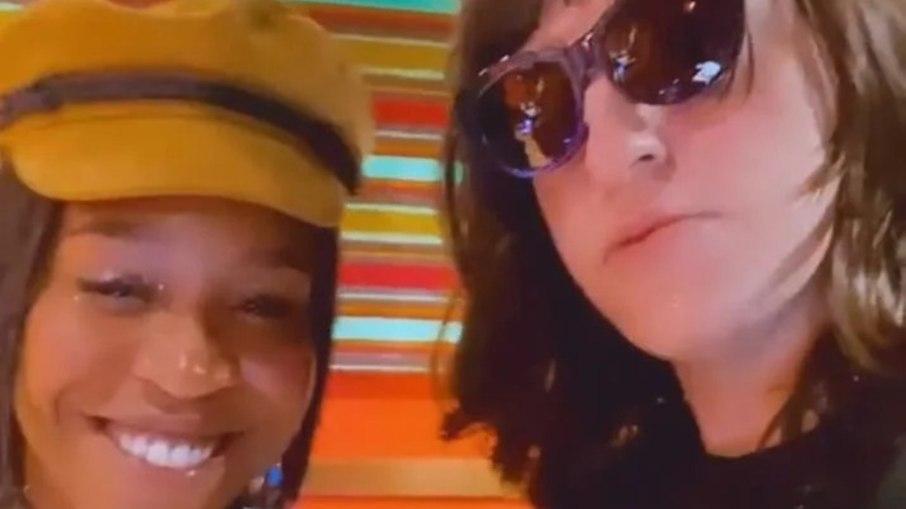 Sumida das redes sociais, Karol Conká aparece em estúdio com produtor musical