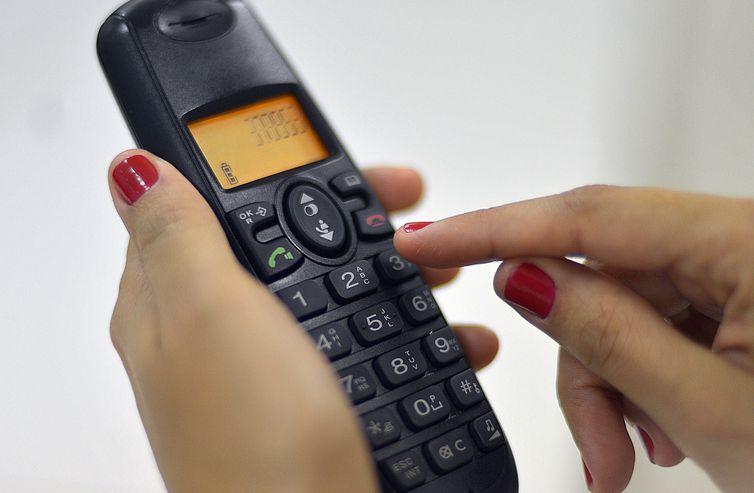 Telefone faz 145 anos: brasileiros contam histórias sobre o aparelho