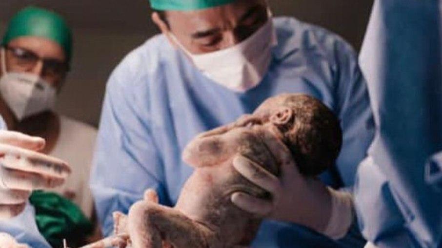 André Rizek posta foto do nascimento dos gêmeos: 