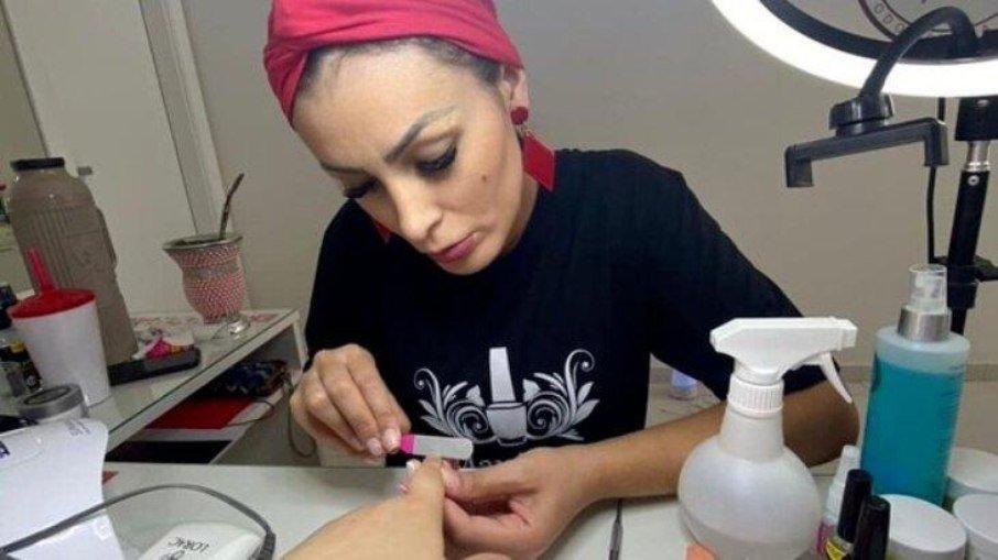 Andressa Urach investe na carreira de manicure e esteticista