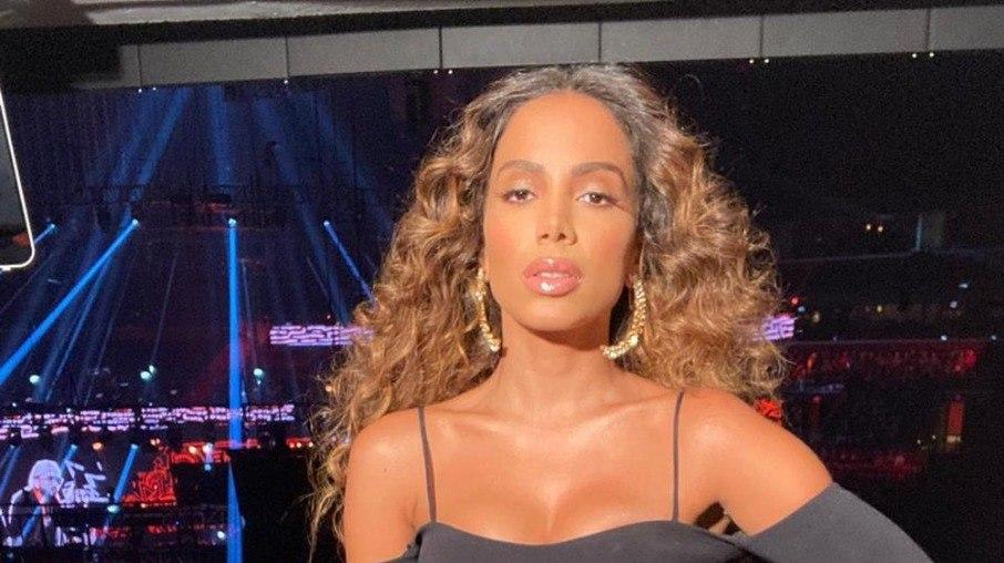Anitta ensina apresentador a sambar em premiação nos Estados Unidos