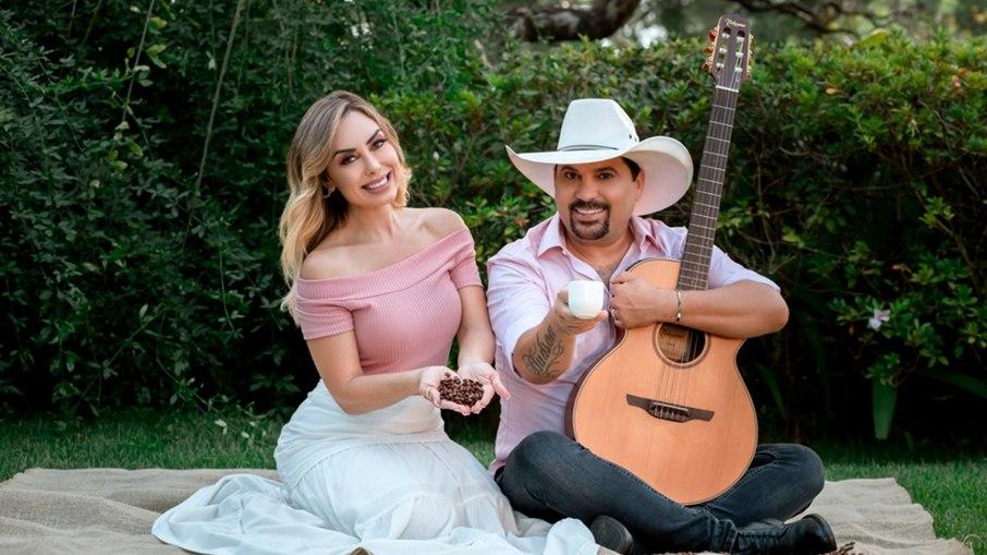 Ao lado da mulher Deia Cypri, sertanejo Edson lança linha de café gourmet