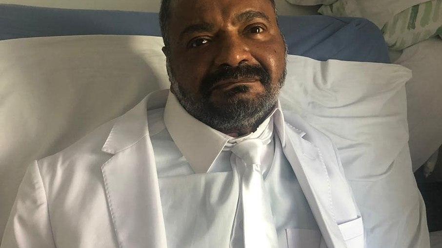 Arlindo Cruz recebe primeira dose da vacina contra o coronavírus