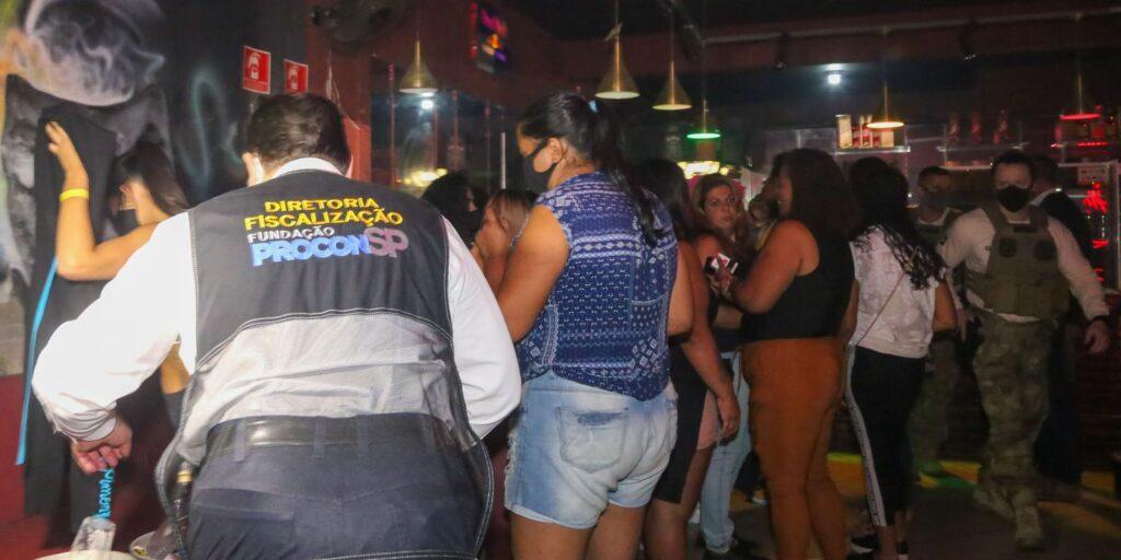Blitz contra aglomeração fecha bingo e autua festa em São Paulo