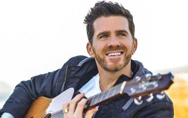 Cantor sertanejo vive com uma bala na cabeça: 