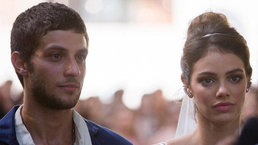 Chay Suede e Laura Neiva esperam segundo filho, diz revista