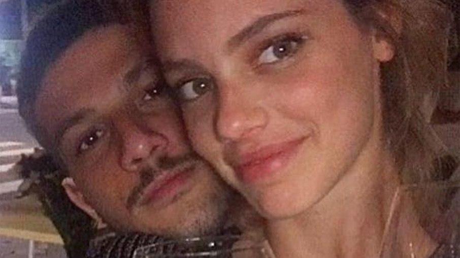 Chay Suede e Laura Neiva vão ter um menino, diz colunista