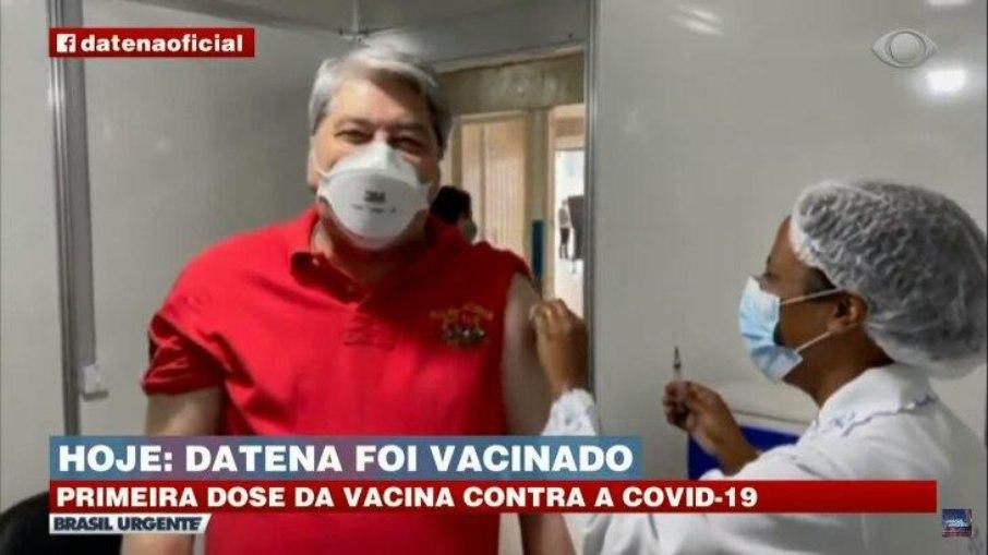 Datena toma vacina da Covid-19 ao vivo no 