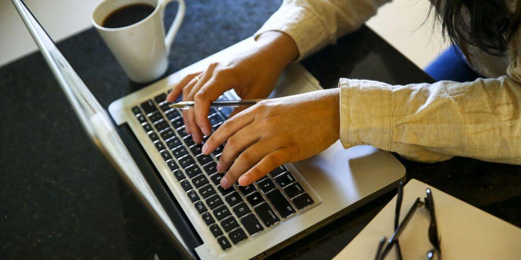 Em 2020, 21 mil pegaram covid-19 em ambientes de trabalho
