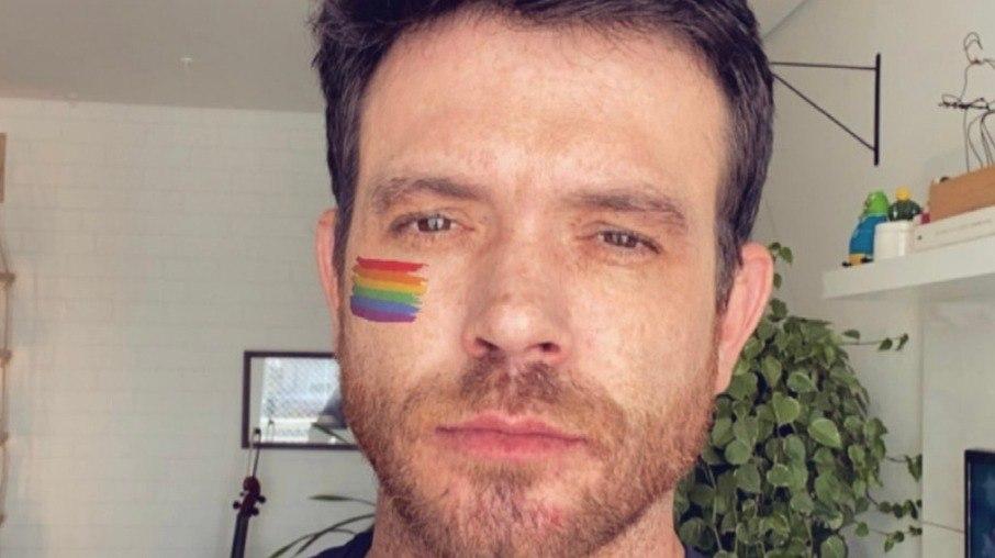 Em oposição ao PL 504, repórter da Record publica foto com as cores do arco-íris