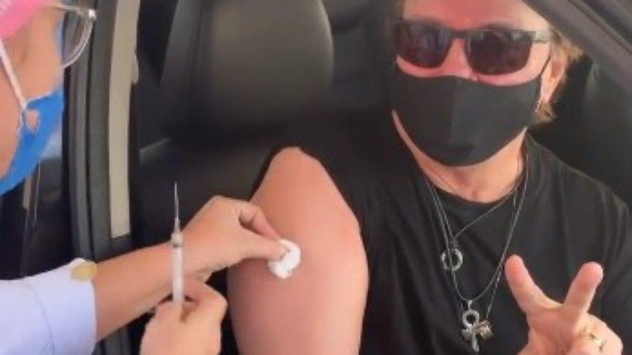 Enfermeira se anima ao vacinar Fábio Jr. contra Covid: 