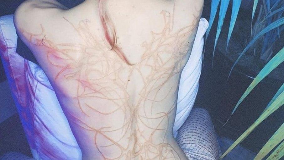 Grimes faz tatuagem de 