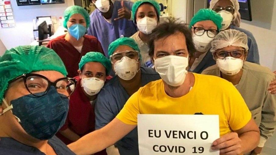 Heitor Martinez posta foto com equipe médica: 'Nós vencemos a Covid'
