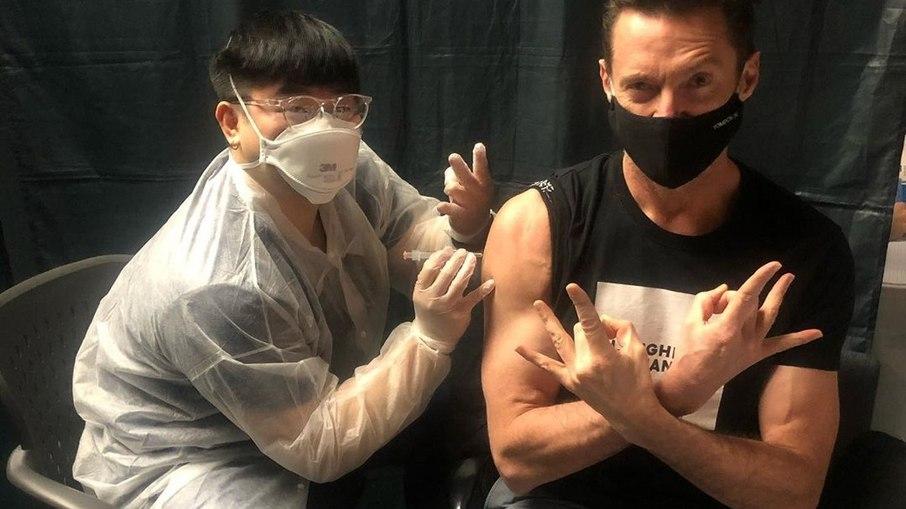 Hugh Jackman, o Wolverine, é vacinado contra a Covid-19