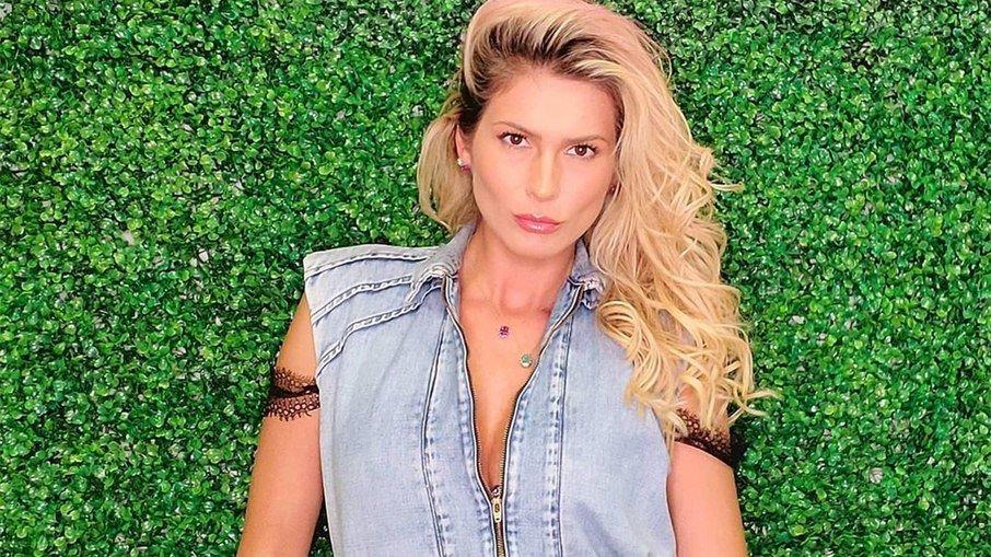 Lívia Andrade acha que filhas e esposa de Silvio Santos não gostam dela