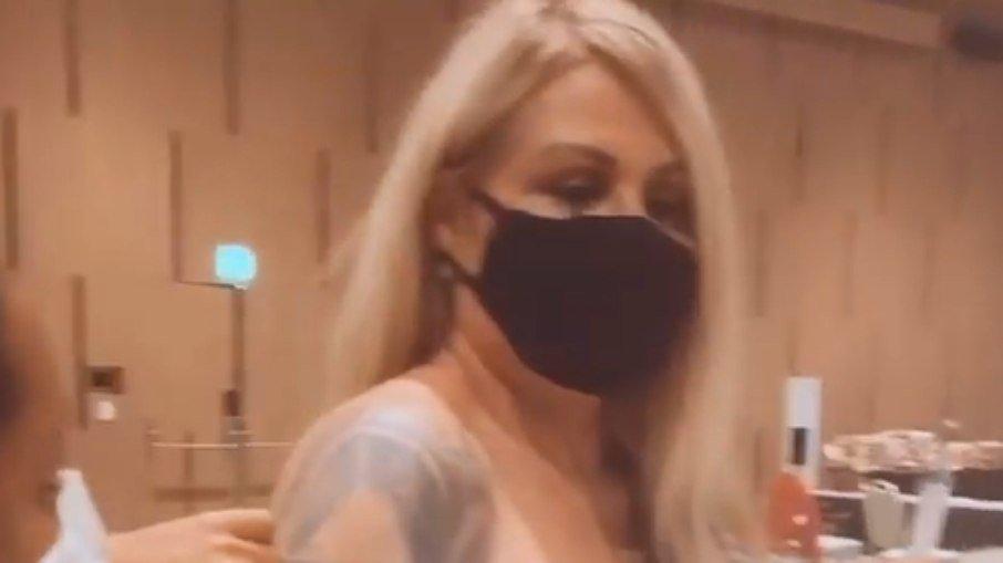 Monique Evans toma a primeira dose da vacina AstraZeneca contra a Covid