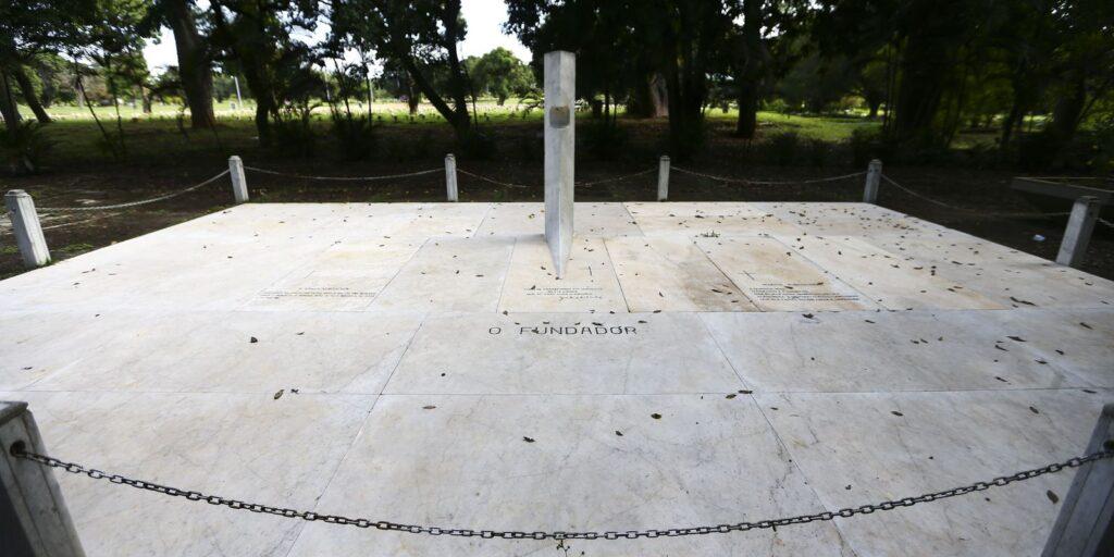 Monumento histórico, túmulo vazio de JK reina solitário no cemitério