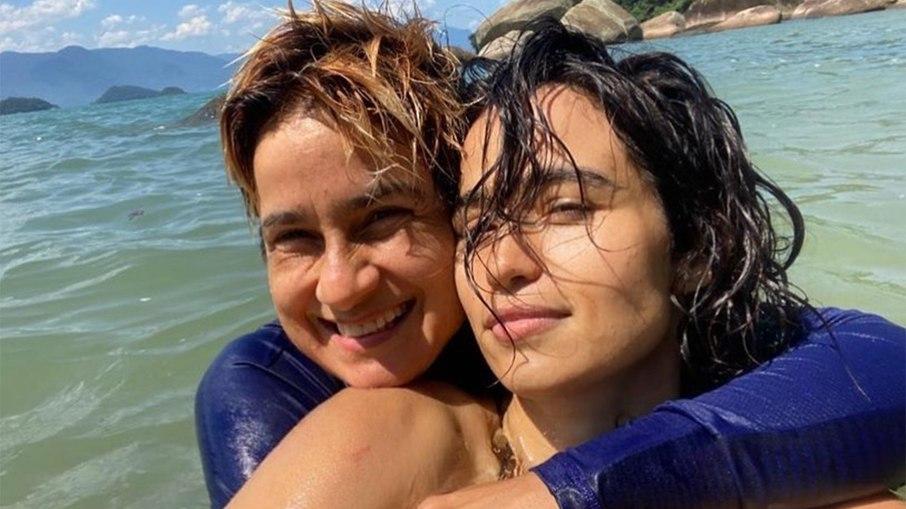 Nanda Costa e Lan Lanh são vistas em clínica de fertilização