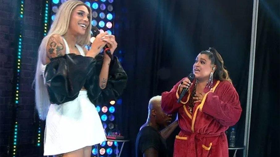 Pabllo Vittar anuncia que está noiva durante festa do 
