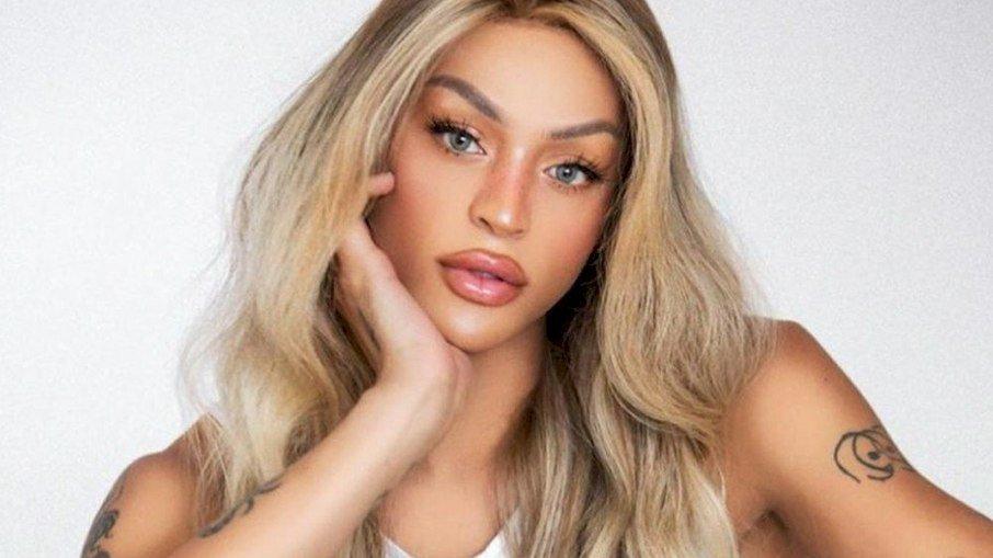 Pabllo Vittar responde internauta e diz por que não mora em uma mansão