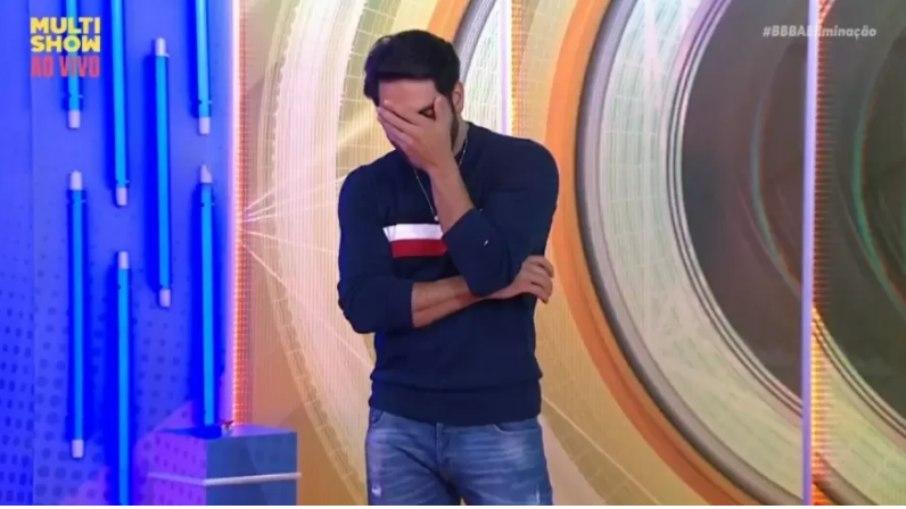 Rodolffo fica indignado ao saber que comeu macarrão que Fiuk pegou da pia