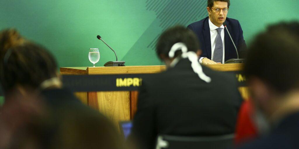 Salles: governo dobra recursos para combater desmatamento na Amazônia