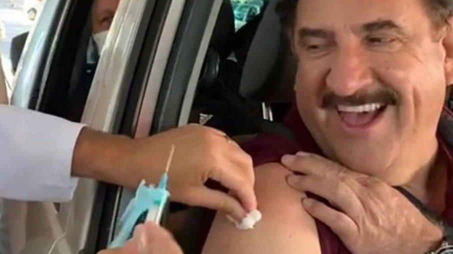 Sem máscara, Ratinho toma a primeira dose da vacina contra a Covid-19