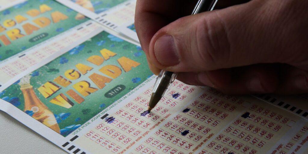 Suposto ganhador da Mega da Virada se apresenta em Procon de São Paulo