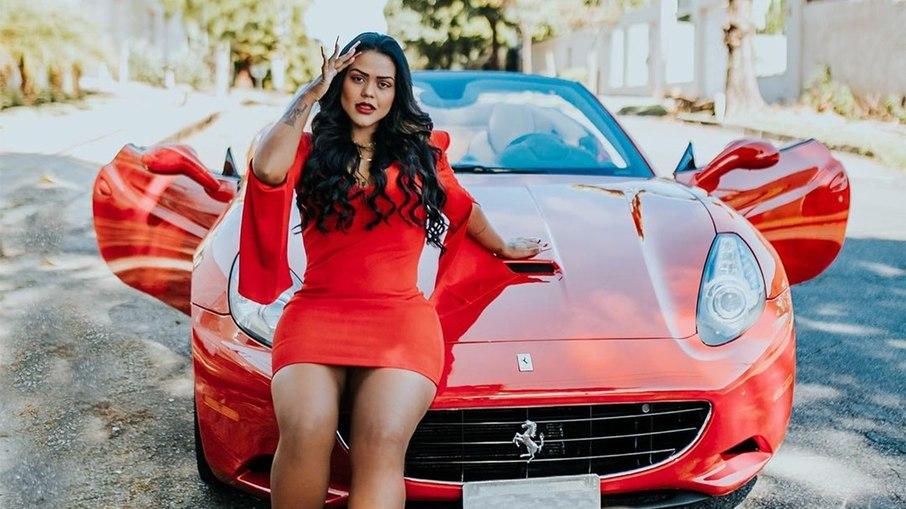 Youtuber Camila Loures compra Ferrari avaliada em R$ 1,3 milhão
