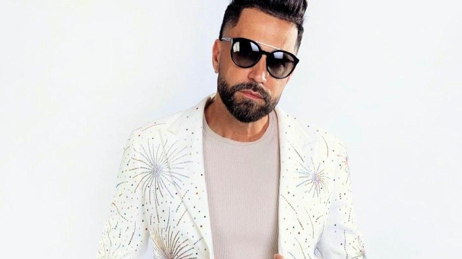 Acusado de intolerância regiliosa, Latino presta depoimento