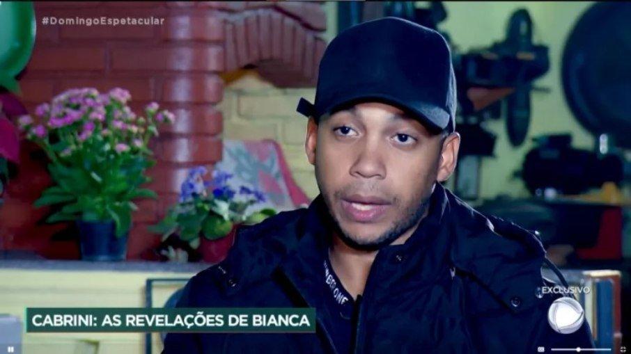 Amigo de MC Kevin nega versão da modelo e rebate: 