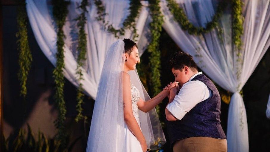 Ana Vilela conheceu a esposa na web e teve que vender bombom para encontrá-la