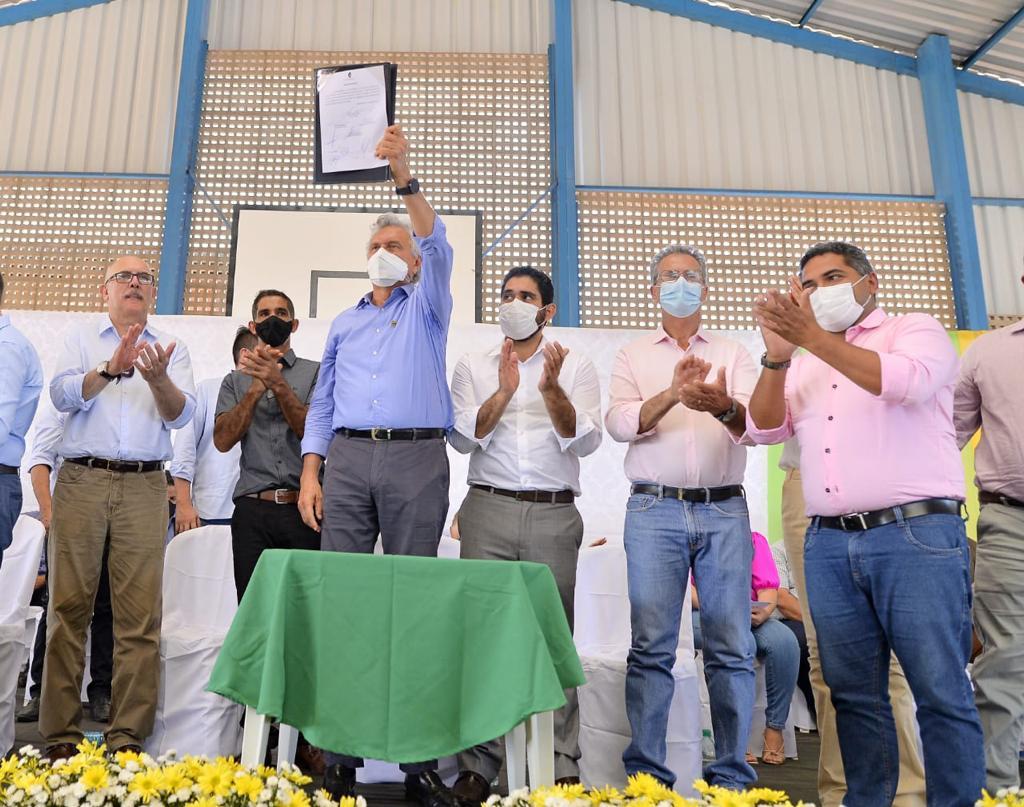 Ao lado do ministro da Educação, Caiado inaugura Escola Padrão Século XXI, em Barro Alto