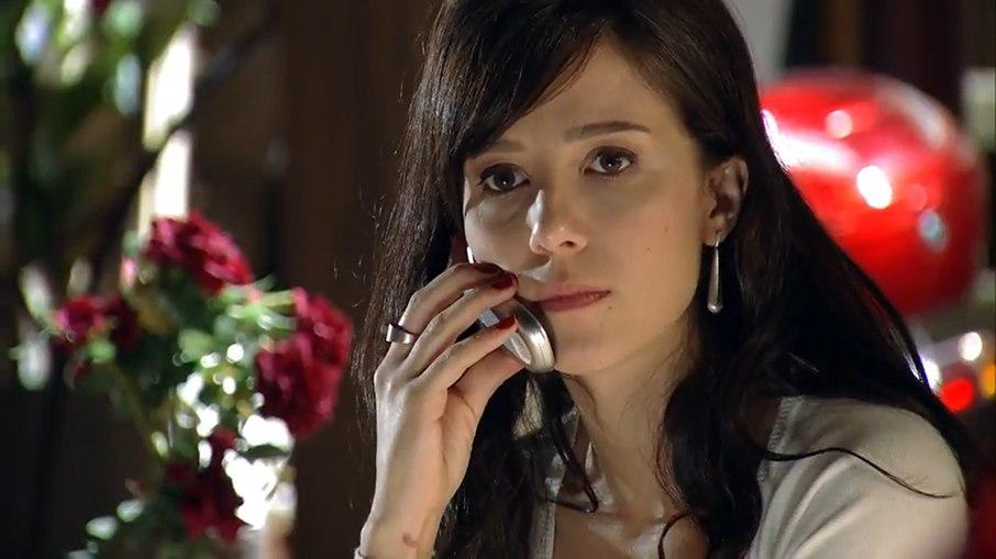 Após beijar Ana, Rodrigo se esquiva de Manu, em 