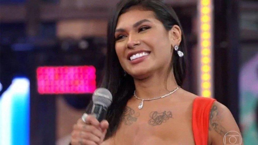 Bailarina do Faustão alfineta Pocah e cantora rebate