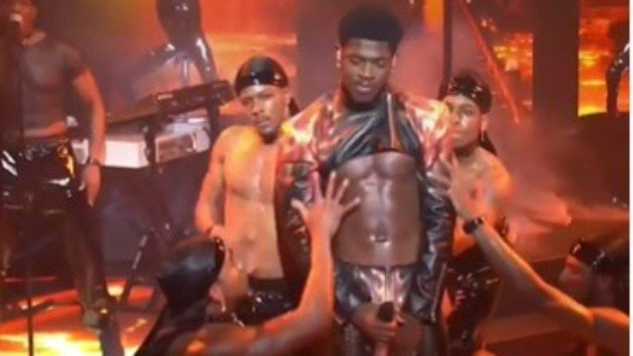 Cantor rasga calça em performance no pole dance; assista ao vídeo